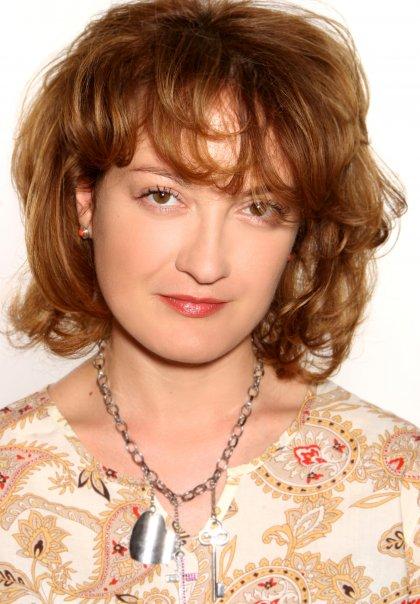 Mirela Vescan &icirc;ncepe, pe 17 noiembrie, un nou curs la Intact Media Academy! &Icirc;NSCRIE-TE şi află toate secretele despre MACHIAJ