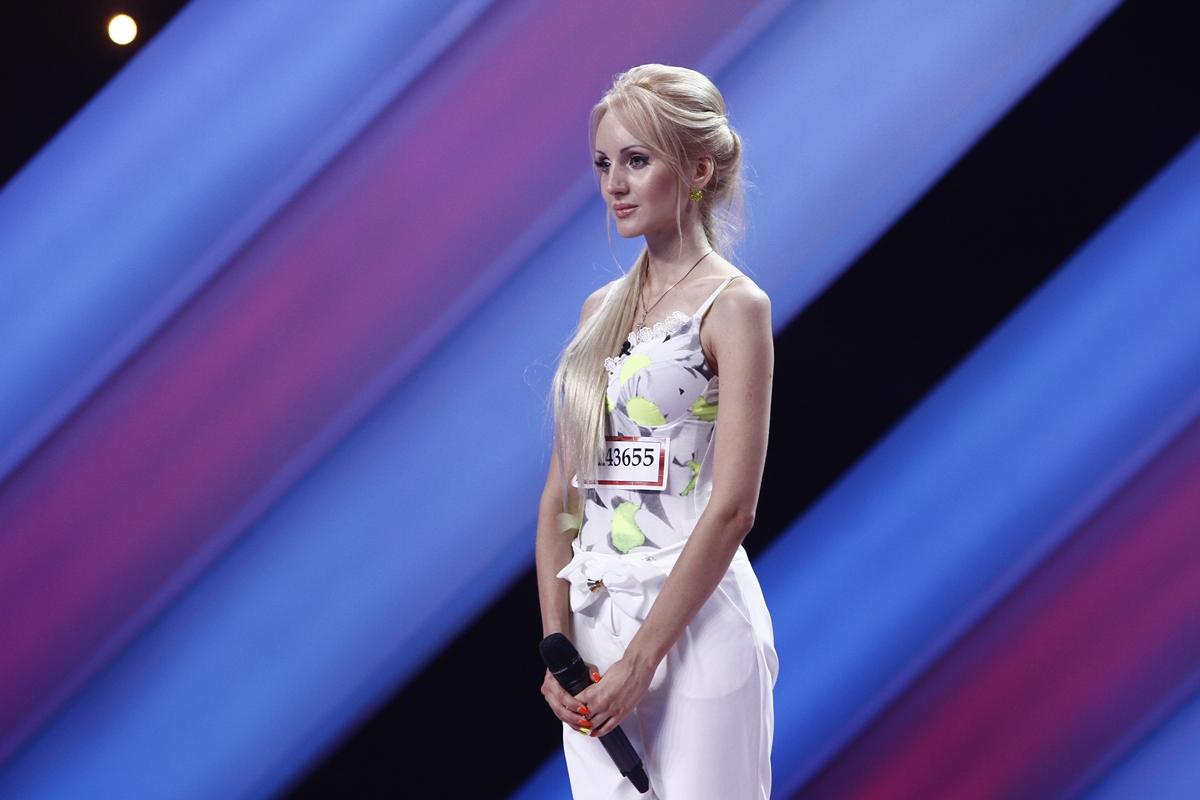 Arată ca o PĂPUŞĂ BARBIE, dar c&acirc;ntă ca un STAR! Kătălina, ne-ai făcut praf