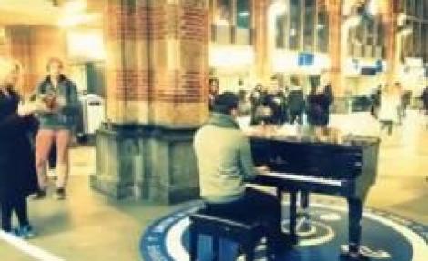 Un român a cântat imnul naţional la pian, în gara din Amsterdam. Reacția trecătorilor, impresionantă!