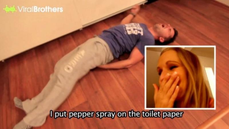 VIDEO de trei milioane de vizualizări: I-a pus spray cu PIPER pe hârtia igienică! Reacţia victimei este absolut fabuloasă