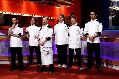 Cătălin, Kinga, Denis, Augustin, Tavi și Dani sunt cei șase care au îmbrăcat tunica neagră  la “Hell’s Kitchen – Iadul Bucătarilor”
