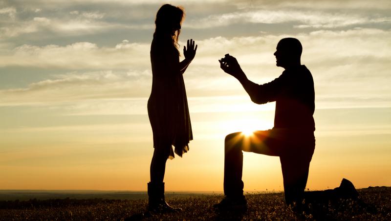 Eşti implicată într-o relaţie serioasă şi aştepţi marea întrebare? Semne clare că urmează să te ceară în căsătorie