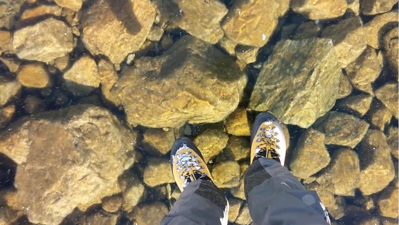 Dumnezeule, parcă e o minune! Merge pe apă ca şi cum pluteşte! Clipul face furori pe Internet