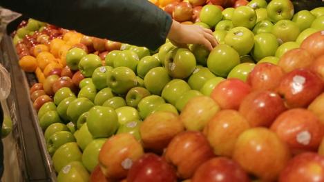 Sănătatea noastră este în pericol! Ce a descoperit un bărbat din Cernavodă pe un măr luat din supermarket: ”Ca să muriți mai repede, consumați câte un fruct pe zi”