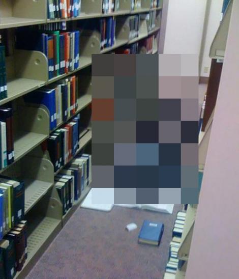 FOTO: A plecat să ÎNVEŢE la bibliotecă, dar nu s-a mai putut! Cum l-au găsit PAZNICII pe băiatul studios