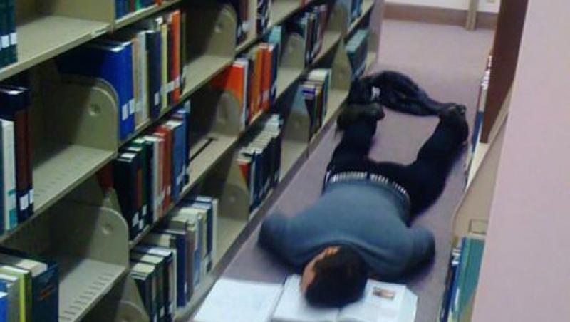 FOTO: A plecat să ÎNVEŢE la bibliotecă, dar nu s-a mai putut! Cum l-au găsit PAZNICII pe băiatul studios
