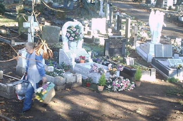 Asta-i ultima găselniță a rom&acirc;nului! Camerele de supraveghere din cimitir, motiv de &icirc;nt&acirc;lnire online!