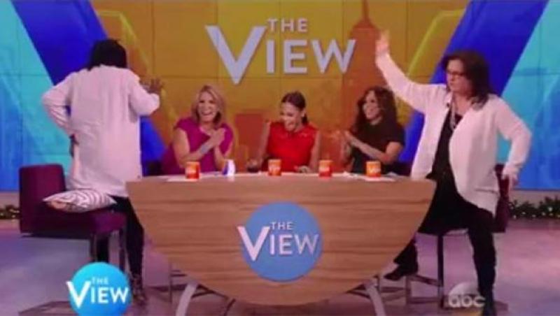 Cel mai penibil moment surprins ÎN DIRECT! O super actriță s-a scăpat pe ea: Invitaților li s-au umezit ochii de la miros (VIDEO)