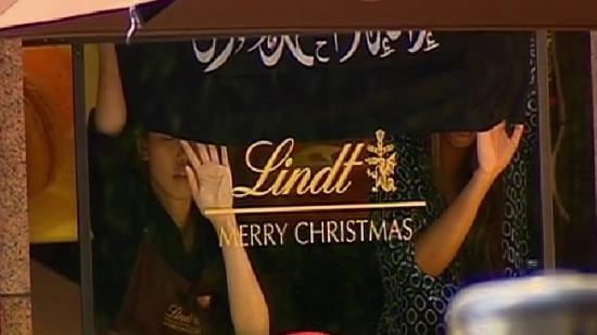 UPDATE: Cinci persoane au ieşit &icirc;n fugă din cafeneaua din Sydney &icirc;n care un bărbat &icirc;narmat ţinea mai mulţi ostatici