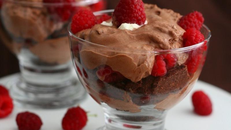 Mousse-ul de ciocolată este desertul PERFECT! Încearcă o reţetă rapidă, cu puţine ingrediente şi un gust fabulos