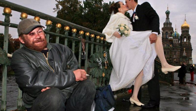 FOTO: Nunţile noastre de la ţară nu sunt PENIBILE! Priveşte ce pot face un EL, o EA şi INVITAŢII! Te prăpădeşti de râs