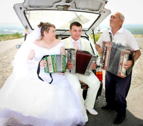 FOTO: Nunţile noastre de la ţară nu sunt PENIBILE! Priveşte ce pot face un EL, o EA şi INVITAŢII! Te prăpădeşti de râs