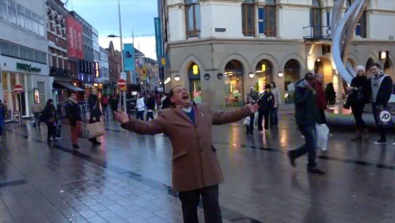 Are tot ce își dorește, dar cântă pe străzi! Povestea acestui român a făcut înconjurul lumii!