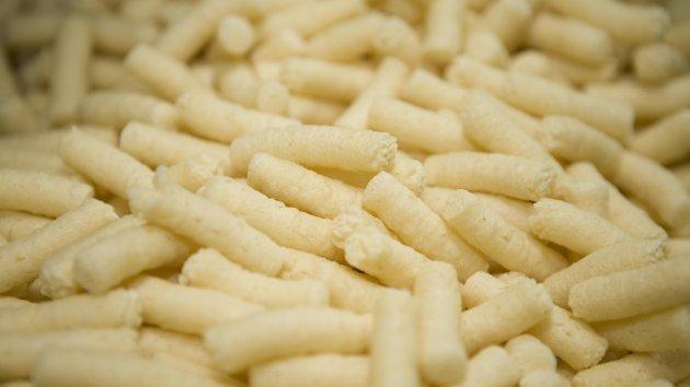 Atenţie la ce cumpăraţi! Ce a găsit un rom&acirc;n &icirc;ntr-o pungă cu pufuleţi e de-a dreptul DEZGUSTĂTOR!