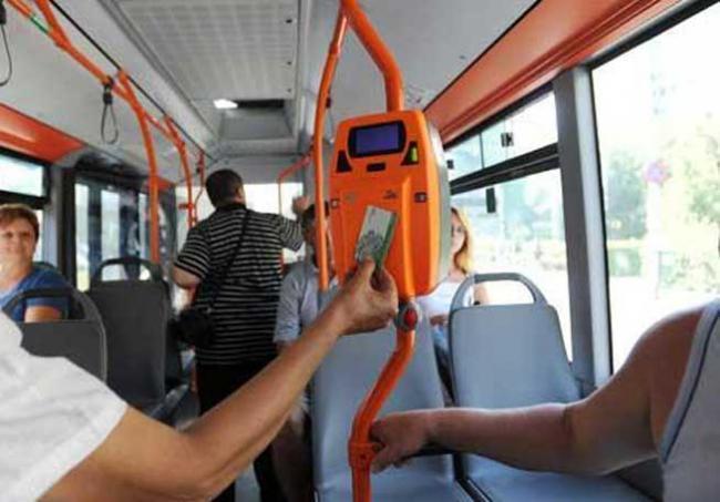 A fost POCNIT ÎN CAP pentru că scuipa cojile semințelor pe podeaua autobuzului (VIDEO)