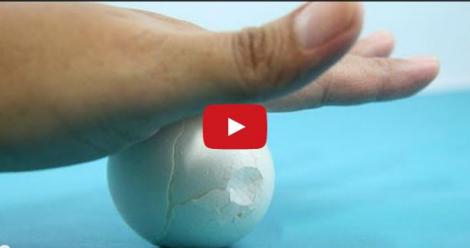 VIDEO! N-ai știut asta până acum! Cum se curăță PERFECT oul!