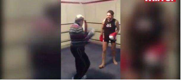 Așa ceva n-ai văzut &icirc;n viața ta! Un bătr&acirc;nel &icirc;l face K.O. pe un t&acirc;năr boxer