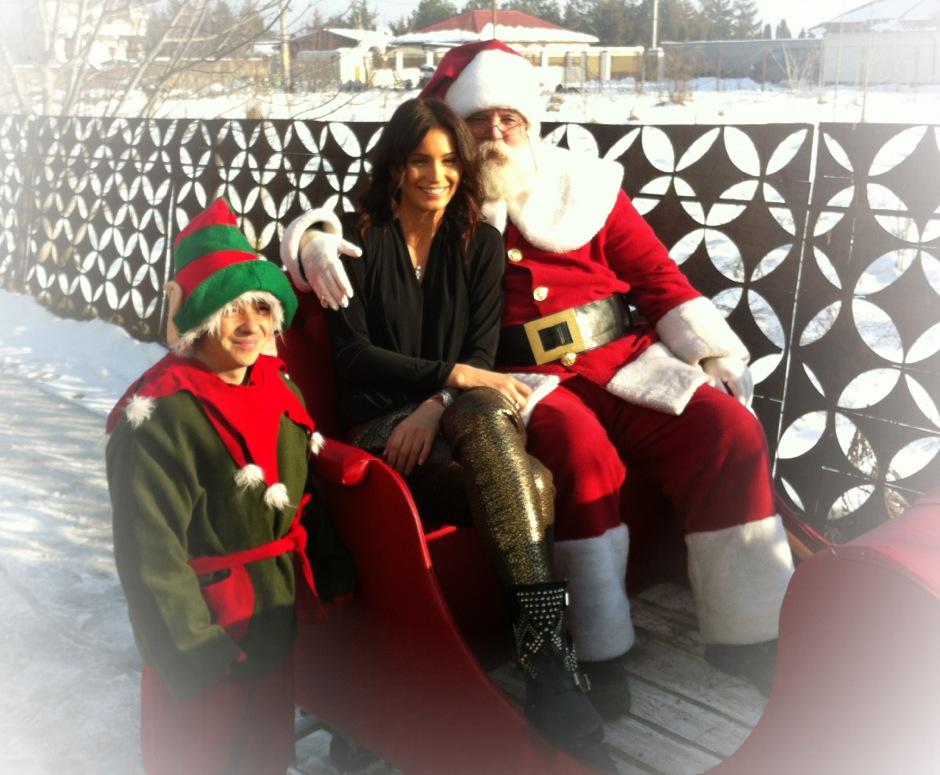 Geanina Ilieș &icirc;mpodobește bradul &icirc;nainte de Crăciun și e cea mai fericită atunci c&acirc;nd fiul ei, Patrick, &icirc;i c&acirc;ntă colinde