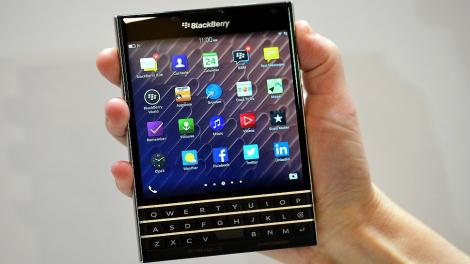 Blackberry Passport: Telefonul potrivit pentru buzunarul sacoului tău!