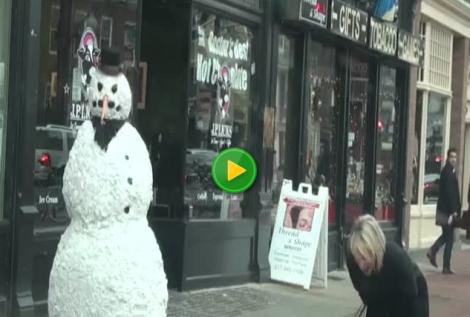 VIDEO! Asta e farsa iernii 2014: Ce se întâmplă atunci când un om de zăpadă prinde "viață"! Reacțiile victimelor, DE NERATAT