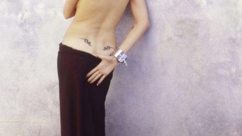 FOTO: Tânără, dar la fel de provocatoare! Imagini incendiare cu Angelia Jolie de pe vremea când avea 20 de primăveri