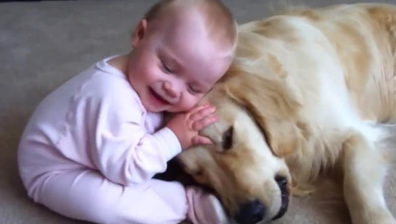 VIDEO: Prietenia dintre un bebeluş şi un câine a adunat trei milioane de vizualizări! Te topeşti de dragul lor