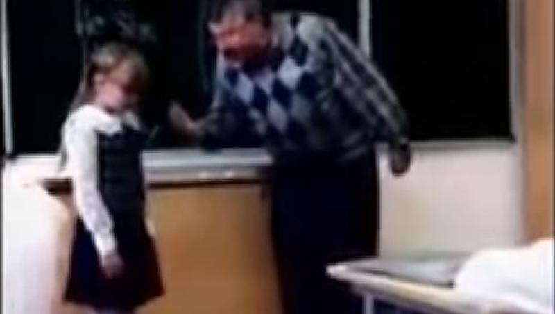 Doar în Rusia vezi aşa ceva: Reacţia uluitoare a unei fetiţe care este certată de profesor, în faţa clasei! Imagini au pornit o revoluţie pe Internet