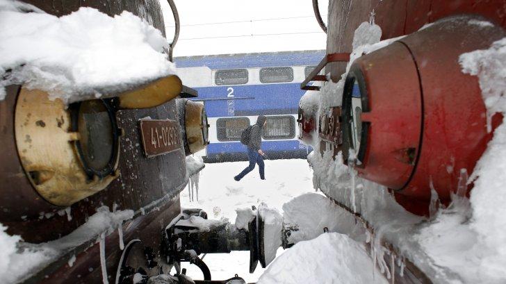 10 drumuri naţionale &icirc;nchise, trafic &icirc;ntrerupt pe A2 și aproape 100 de trenuri anulate!