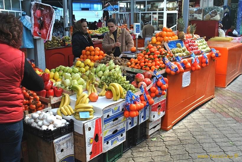 Gerul aspru &icirc;ngheaţă legumele şi fructele pe tarabe