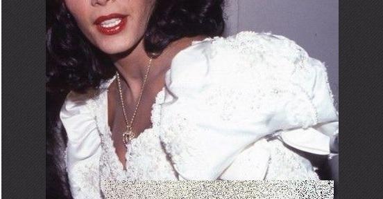 Ea este actrița căreia pur și simplu &icirc;i CADE fața. Și-a făcut 25 de operaţii estetice &icirc;ntr-o ZI!