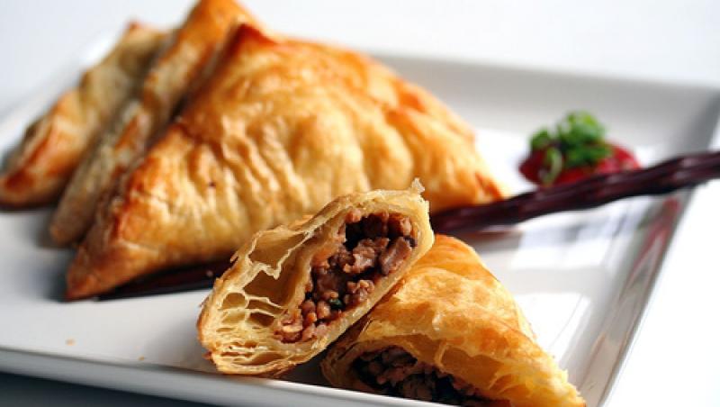 Rețeta lui Vlădutz: Pui mozaic în mantou de foietaj