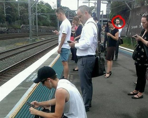 Tipul atipic! Ce face un pasager, cand ceilalți stau cu ochii &icirc;n gadget-uri!