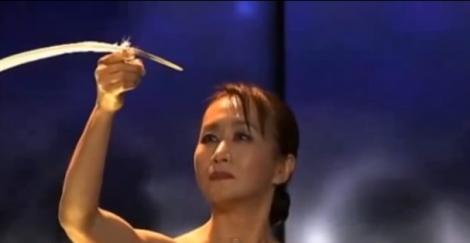 VIDEO! Un exemplu de echilibru cum nu ai mai văzut! Miyoko Shida face minuni cu o pană