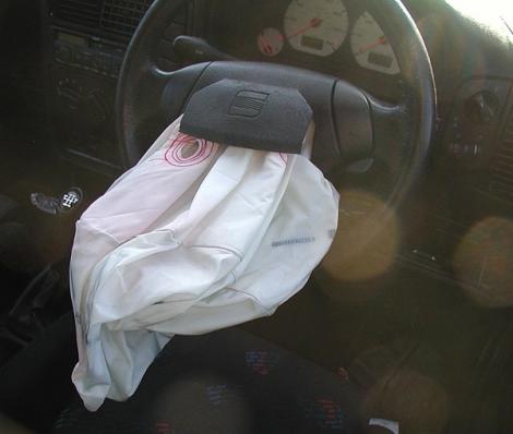 Model nou de airbag, într-o mașină veche! (FOTO)