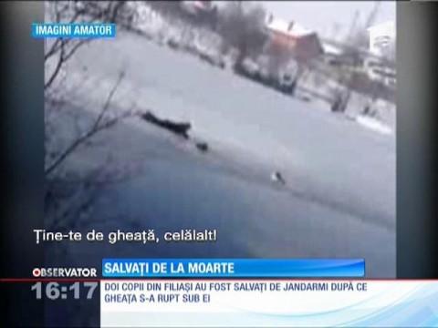 Copii salvaţi de jandarmi, după ce gheaţa s-a rupt sub ei!
