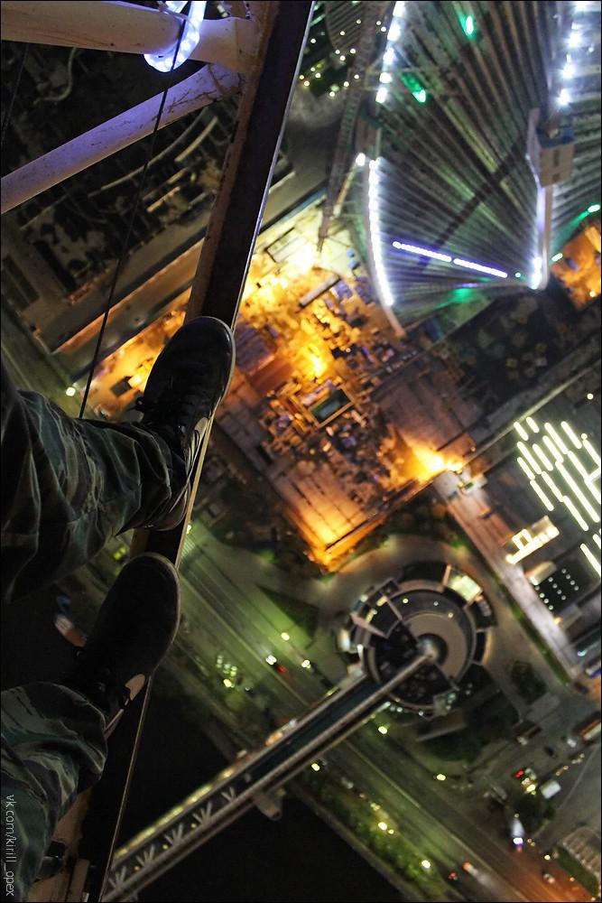 &Icirc;ți dau palpitații! Puștanii care se urcă pe clădiri &icirc;nalte de 300 metri FĂRĂ ECHIPAMENT