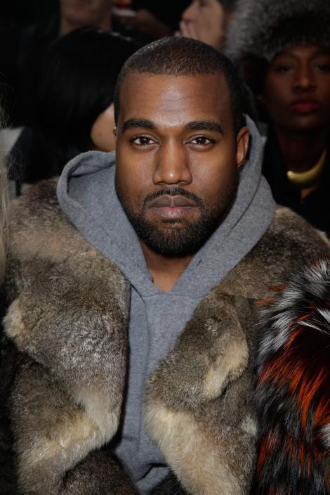 Pantofii creaţi de Kanye West se vând cu 16,4 milioane de dolari