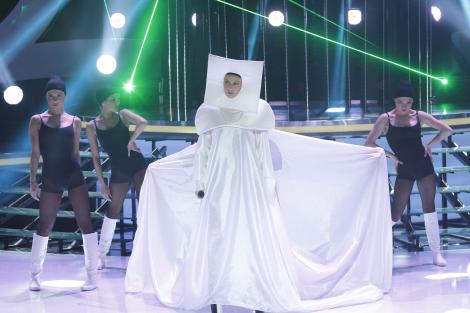 De ce îi îndeasă Andreea Bănică pe cap lui Andrei Aradits “panoul” lui Lady Gaga?
