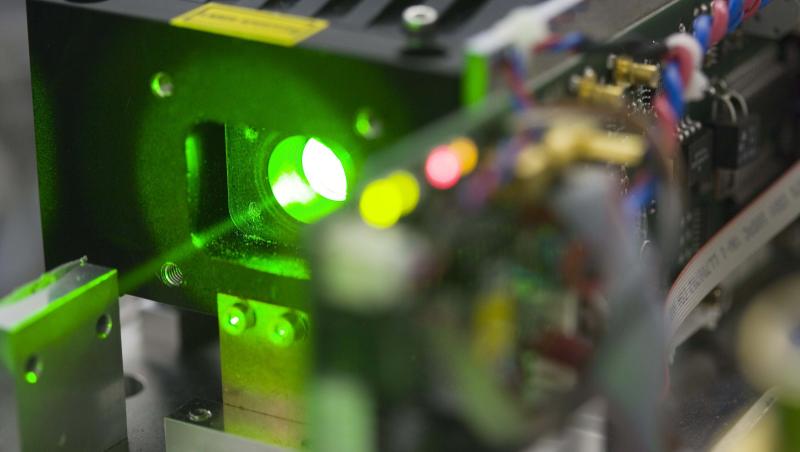 Mai ceva ca Chuck Norris! Primul om care a prins laserul cu găleata (VIDEO)