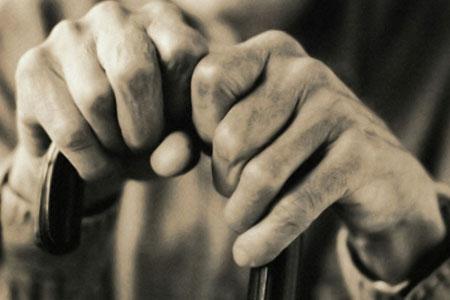 Un bătr&acirc;n din judeţul Botoşani a fost jefuit imediat după ce a plecat de la bancă