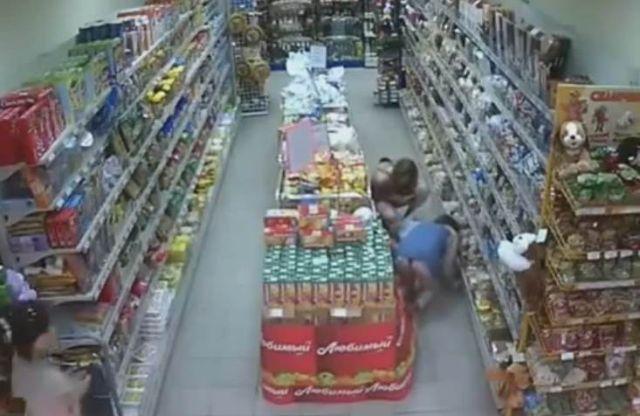 O zi "normală" într-un supermarket din Rusia! Ai 12 minute de zâmbete și haos! (VIDEO)