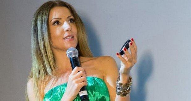 Carmen Brumă, un exemplu! Cum să fii mamică, dar şi sexy!