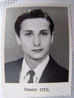 Timpul nu l-a schimbat! Ti-ai dat seama cine este tinerelul din imagine?