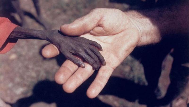 Mânuța unui copil african și cea a unui misionar