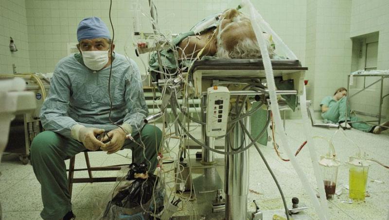 O operație de transplant de inimă reușită. Asistenta doarme în colț