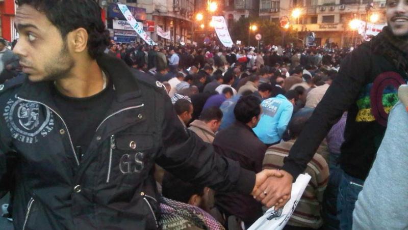 Creștinii îi protejează pe musulmanii care se roagă. Cairo, Egipt, 2011