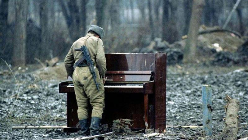 Cecenia, 1994. Un soldat rus cântă la un pian abandonat...