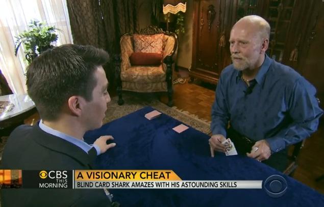 Cele mai tari trucuri cu cărţi de joc sunt făcute de un nevăzător!