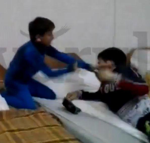 Un hocheist de nouă ani a fost bătut cu pumnii şi cu picioarele!