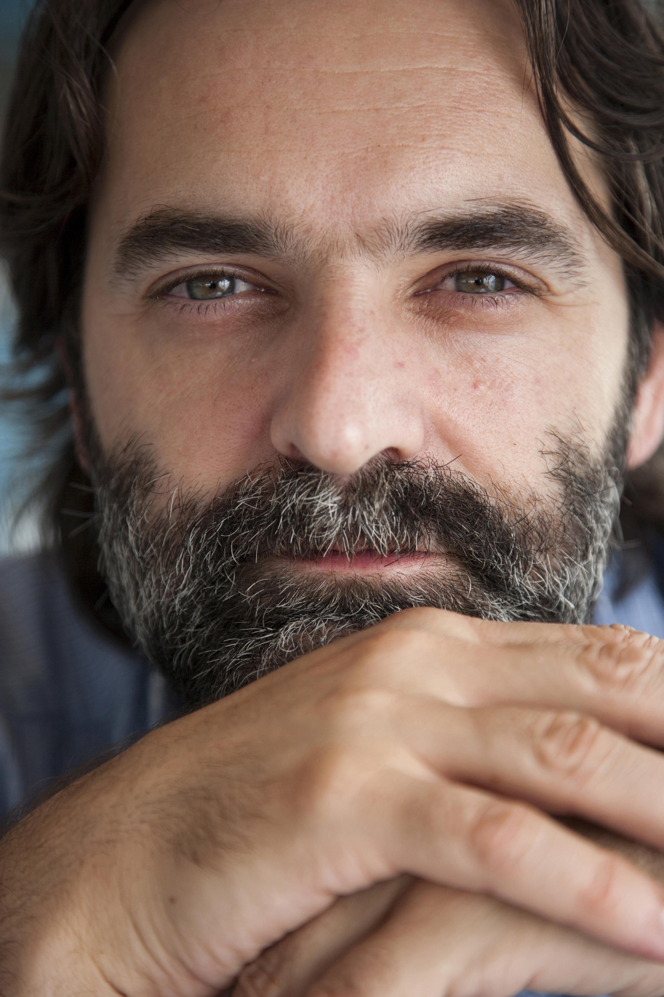 FOTO! Un bărbat are un loc special pentru depozitat jeleuri și bețișoare de urechi: BARBA!